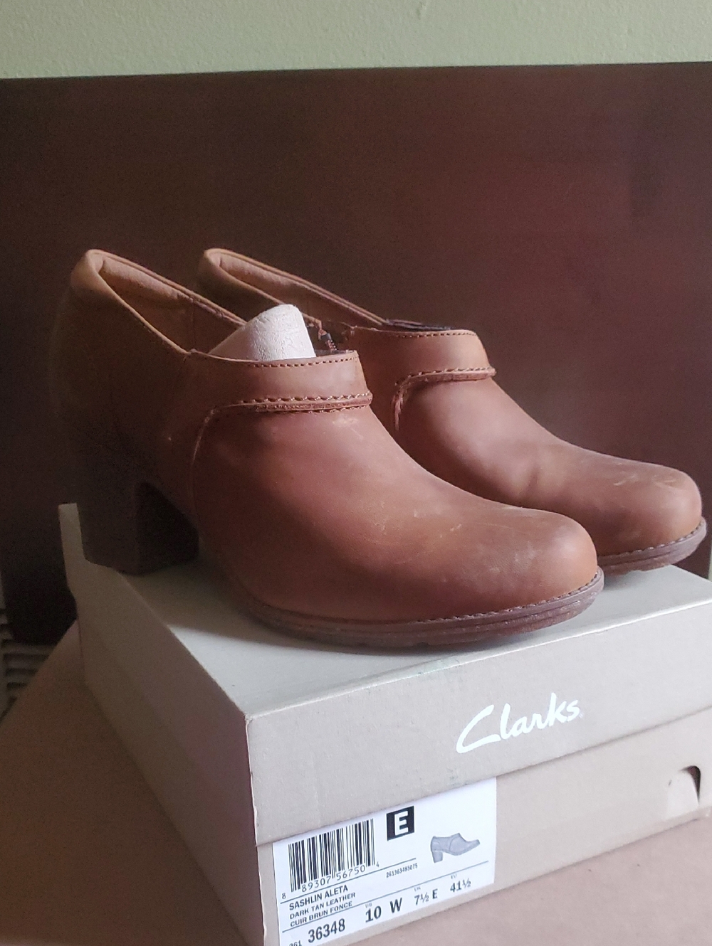[Never Worn] Clarks Women's Dark Tan Leather Chunky Heel Booties